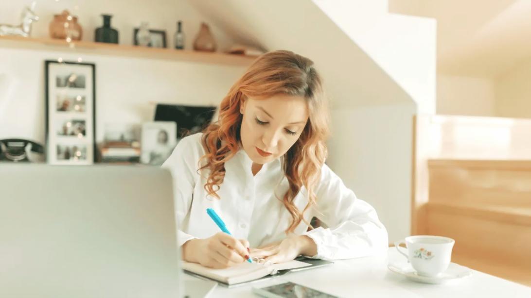 Teammitglied bei der Analyse von Crawling-Protokollen und Indexierungsstatistiken