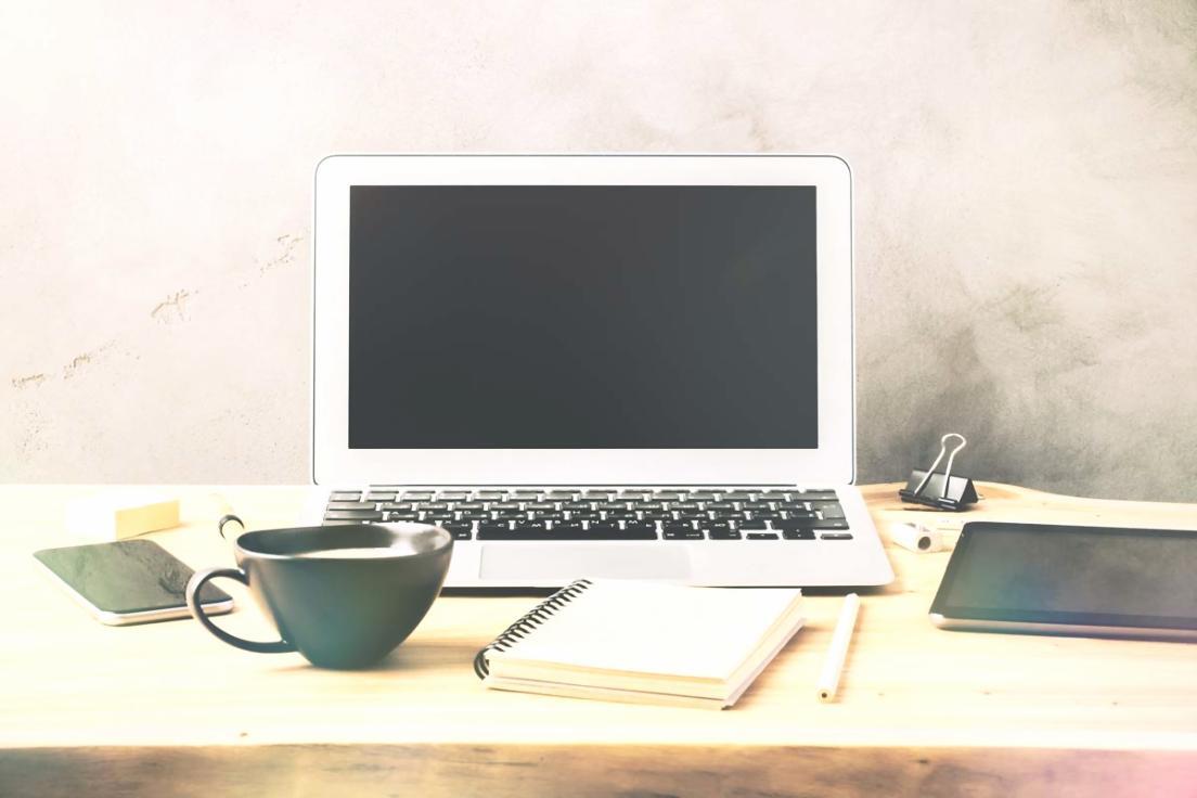 Dozent erklärt technische SEO-Konzepte an einem Whiteboard